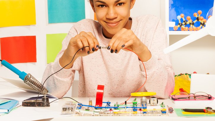 Det är spännande att lära sig om elektricitet och om att bygga elektriska kretsar.