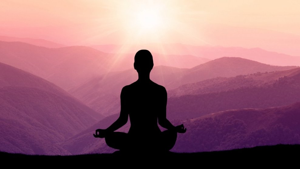 Många buddhister finner ro i meditation.