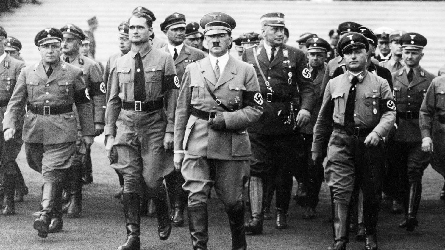 Ledande nazister anländer till de årliga partidagarna i Nürnberg 1935 med Adolf Hitler i täten.