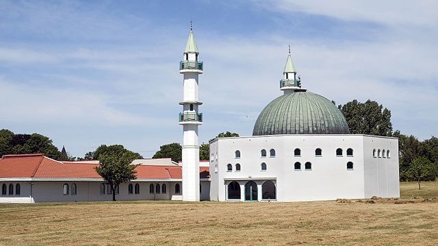 Moskén är islams heliga byggnad, dit du kan gå för att till exempel be, lyssna på predikningar och få undervisning. På bilden ser du moskén i Malmö.