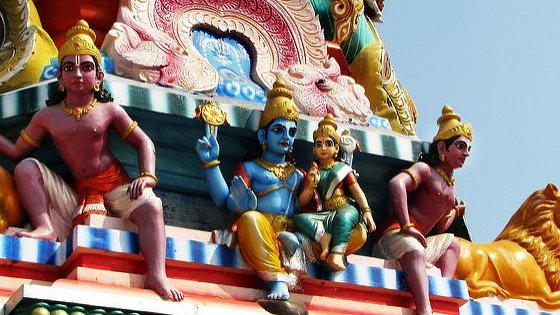 Inom hinduismen finns miljontals olika gudar. På bilden ser du de populära gudarna Vishnu och Lakshmi.
