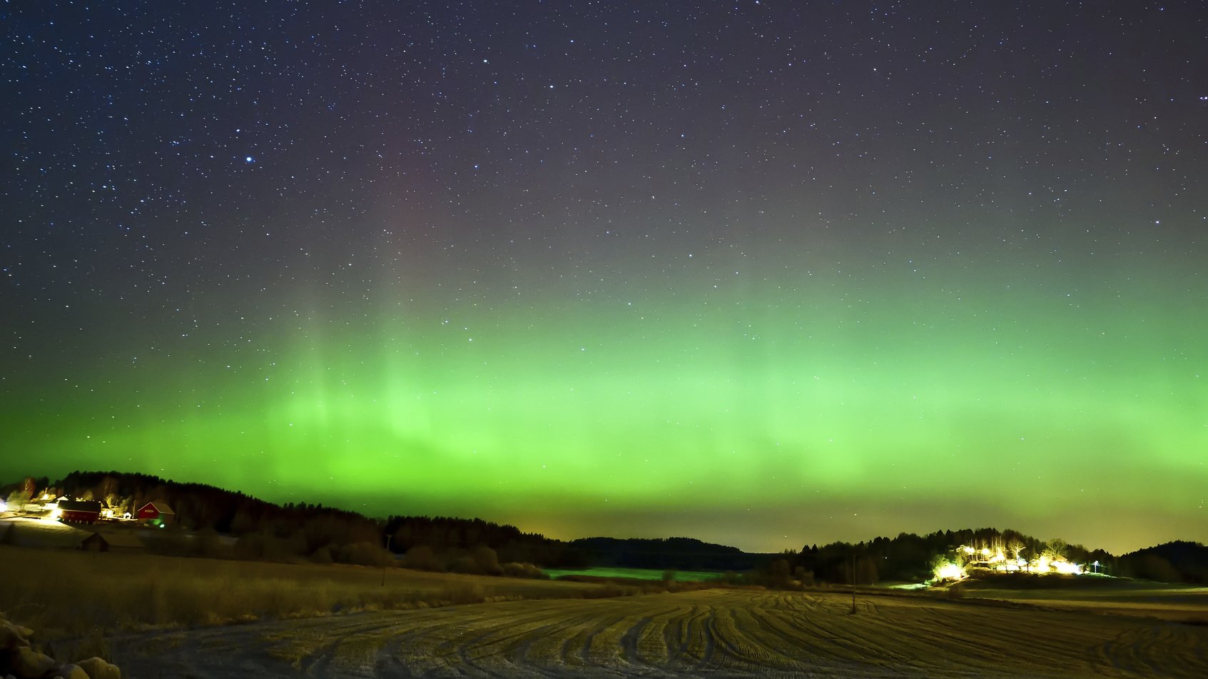 Innan magnetismen var uppfunnen trodde människor att det var en magisk kraft. Bilden visar ett norrsken. Det uppstår när partiklar från solvindar påverkas av jordens magnetfält.