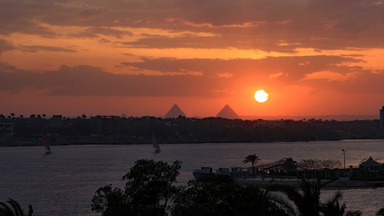 Vid solnedgången över Nilen syns pyramiderna vid Giza tydligt än i dag.